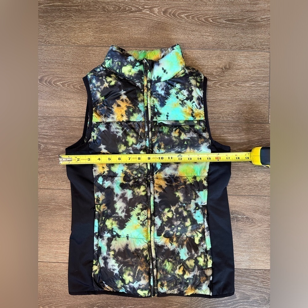 Fabletics Elliot Packable Puff Vest Tie Dye Trip - Picture 12 of 13
